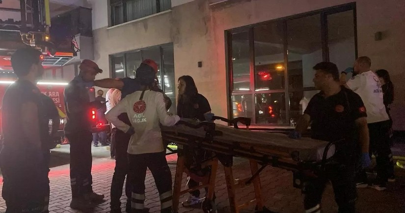 Türkiyədə yaşayış binasında yanğın zamanı 3 nəfər ölüb, onlarla insan zəhərlənib