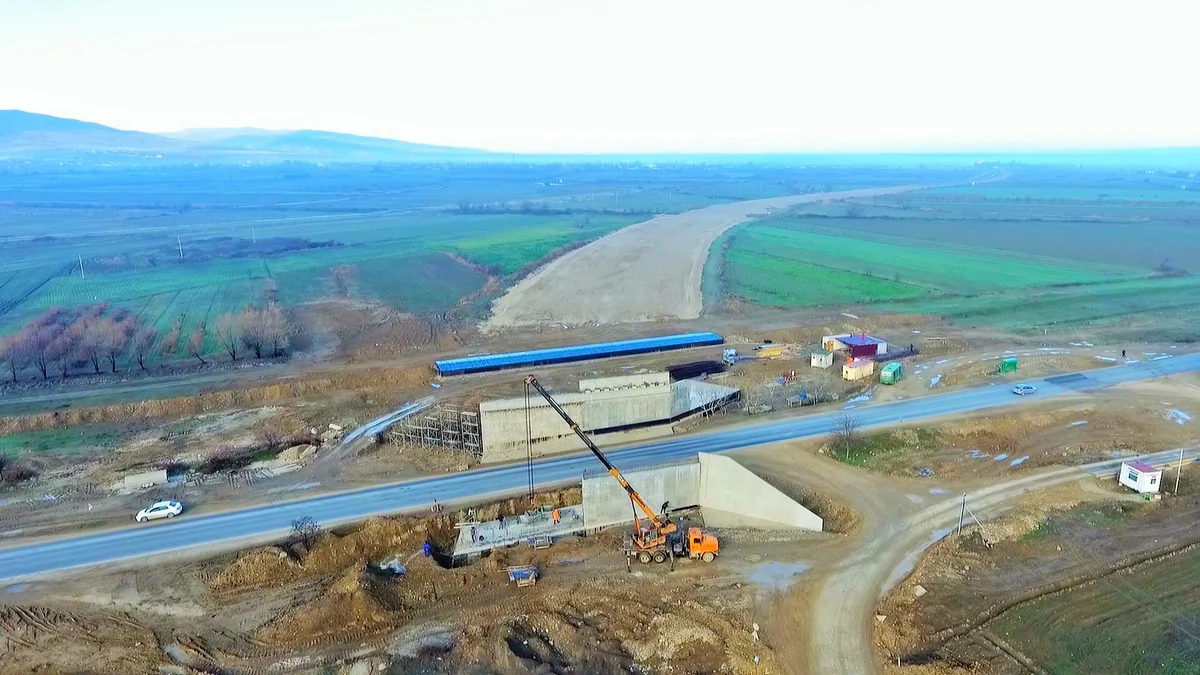 Beynəlxalq avtomobil yolunun 30 km-lik 1-ci hissəsi üzrə tikinti tamamlanıb
