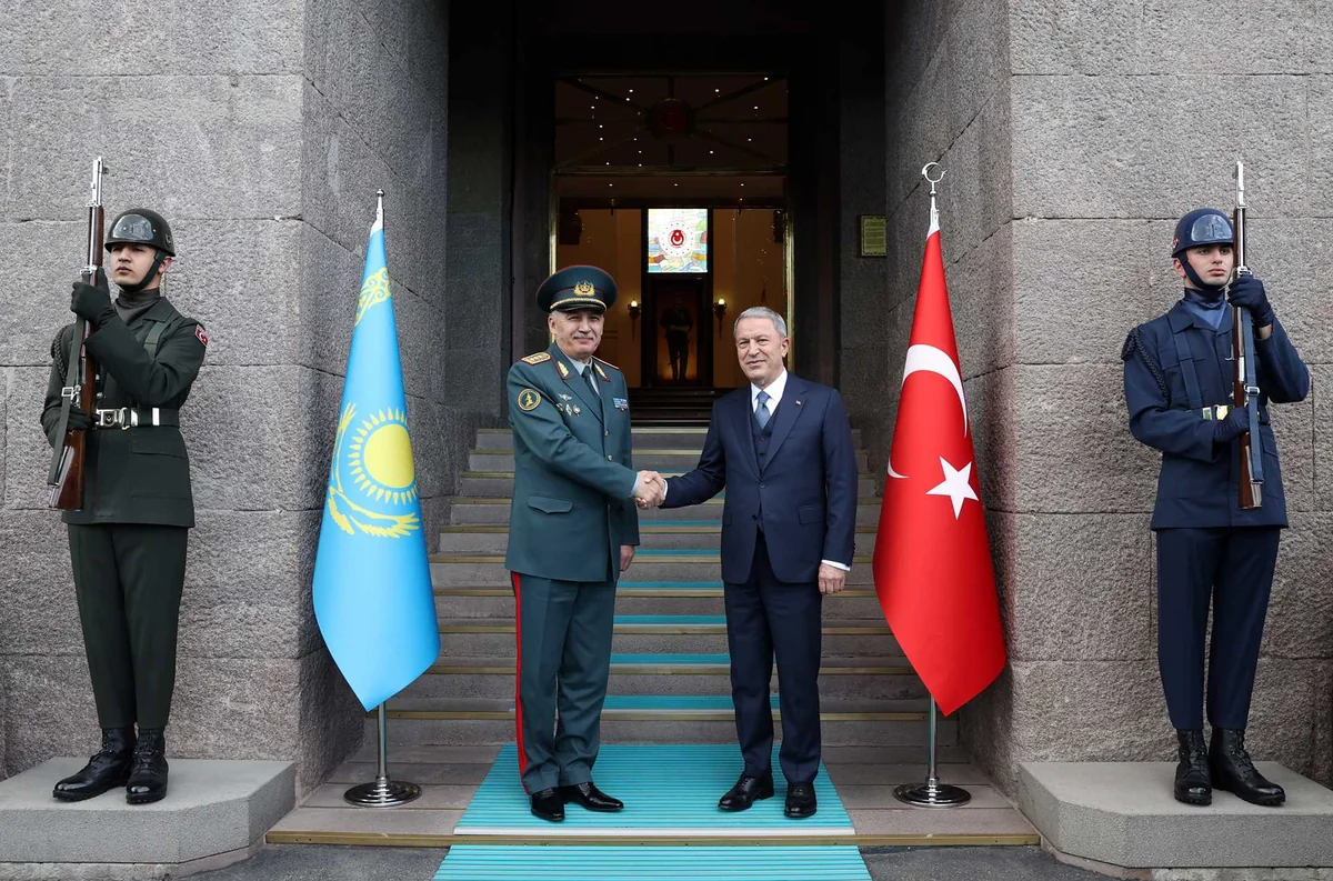 Hulusi Akar qazaxıstanlı həmkarı ilə görüşüb