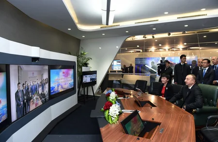 Prezident İlham Əliyev “Huawei” şirkətinin Pekindəki Sərgi Mərkəzində olub