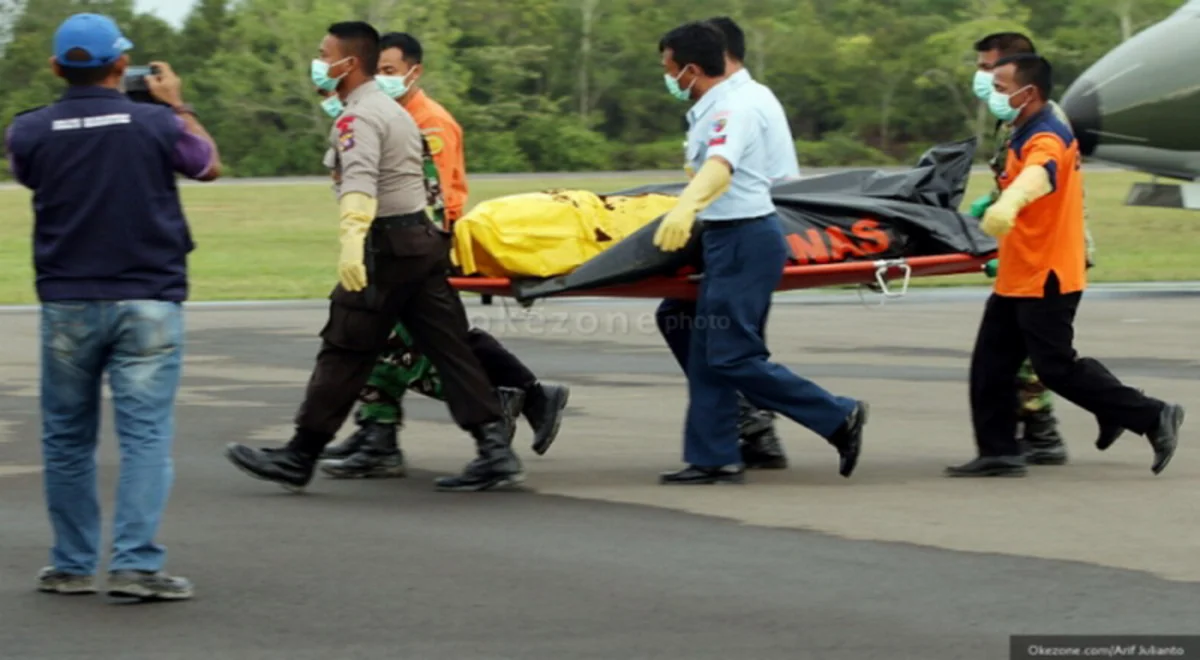 Bodies of passengers in plane crash in Indonesia being evacuated