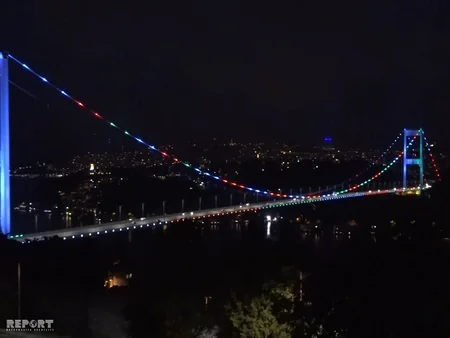 İstanbulun məşhur asma körpüsü Azərbaycan bayrağının rəngləri ilə işıqlanıb - FOTO - VİDEO