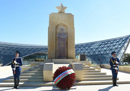​Prezident İlham Əliyev 9 May - Qələbə bayramı münasibətilə Bakıda keçirilən mərasimdə iştirak edib