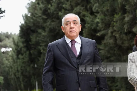 Azərbaycan xalqı Fəxri xiyabanda Ümummilli Liderin məzarını ziyarət edir