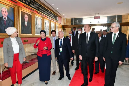 Prezident İlham Əliyev Əlcəzairdə Şəhidlər abidəsini və Milli Mücahidlər Muzeyini ziyarət edib - YENİLƏNİB-3
