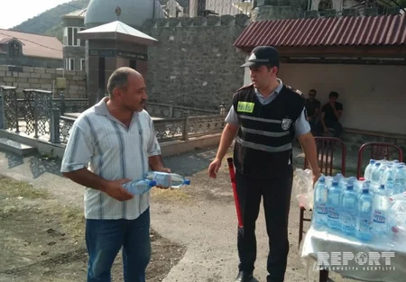 Qaxda yol polisi sürücülərə və sərnişinlərə sərin su paylayıb - FOTO