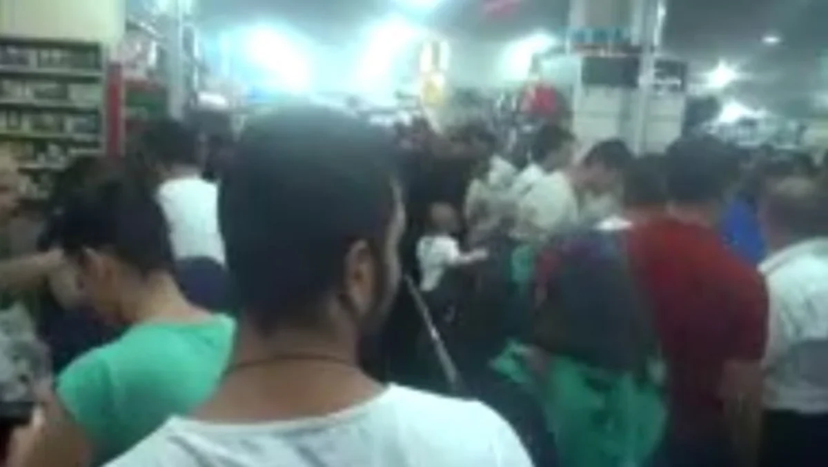 Türkiyənin Cizrə qəsəbəsinin sakinləri ərzaq ehtiyyatı toplayıb
