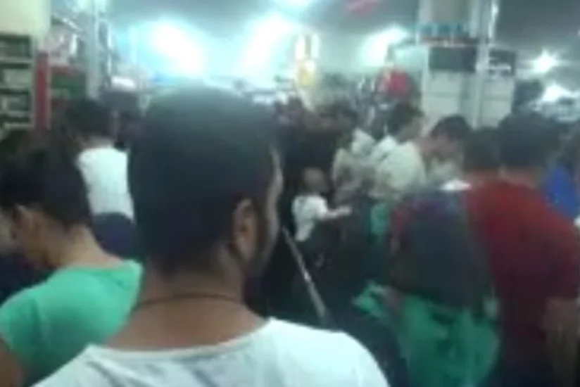 Türkiyənin Cizrə qəsəbəsinin sakinləri ərzaq ehtiyyatı toplayıb