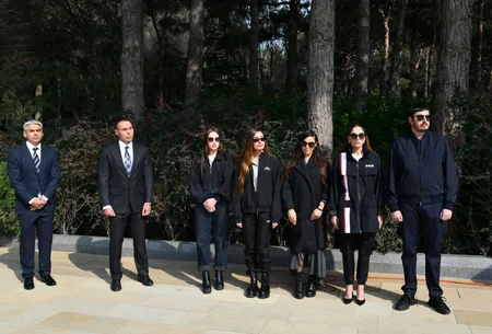 İlham Əliyev, Mehriban Əliyeva və ailə üzvləri Heydər Əliyevin Fəxri xiyabanda məzarını ziyarət ediblər