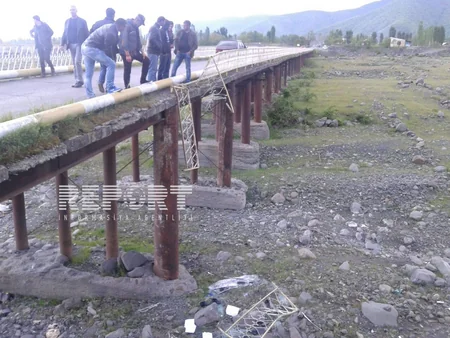 ​Azərbaycanda icra hakimiyyətinin avtomobili körpüdən düşüb: 2 ölü, 3 yaralı - YENİLƏNİB