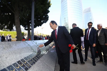 Türkiyə Respublikasının 100 illiyi münasibətilə Türk şəhidliyi abidəsi və Şəhidlər xiyabanı ziyarət olunub