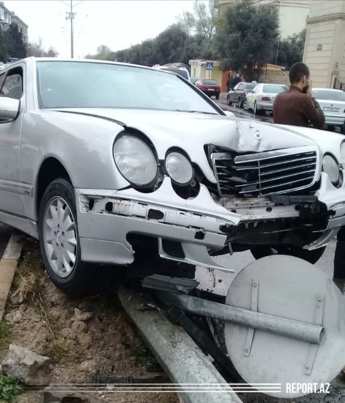 Sumqayıtda avtomobil elektrik dirəyinə çırpıldı, xəsarət alan var