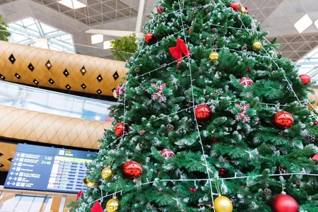 Bakı aeroportu Yeni il ab-havası bəxş edir