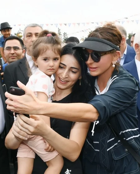 Prezident İlham Əliyev Dənizkənarı Milli Parkda gəzintiyə çıxıb - FOTO
