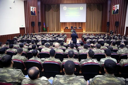 Azərbaycan müdafiə naziri hərbi hissələrin şəxsi heyətlə iş üzrə zabitləri ilə görüşüb