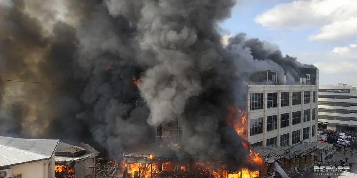 Bakıda ticarət mərkəzində güclü yanğın  - FOTOREPORTAJ