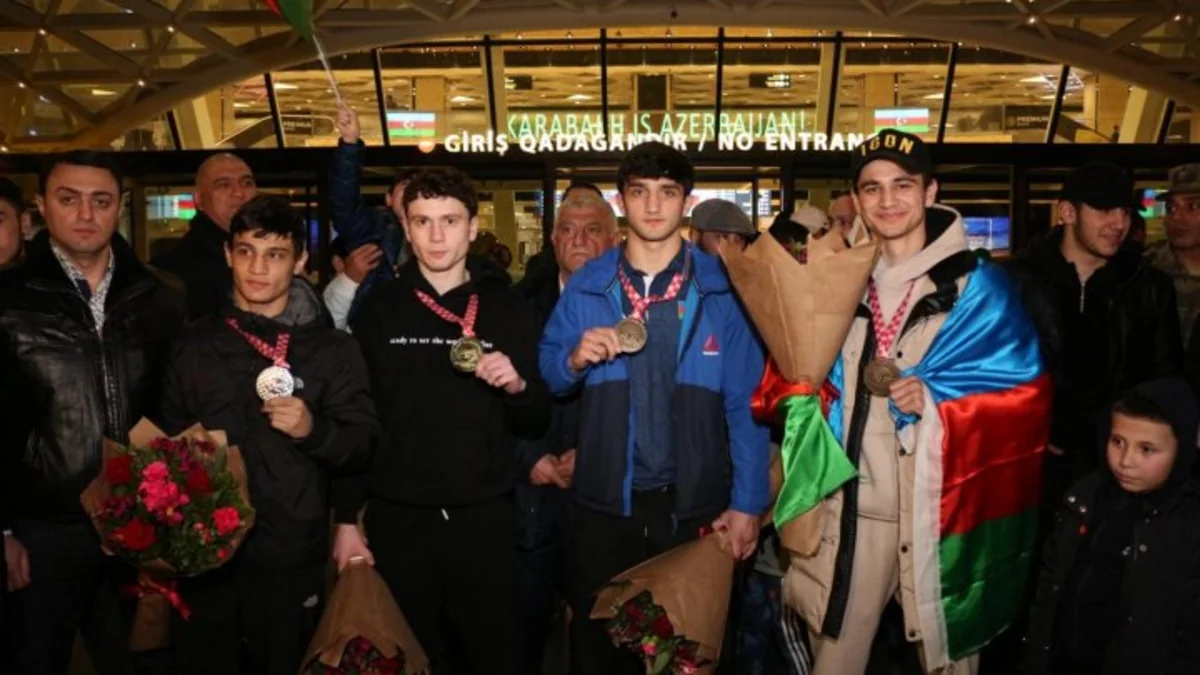 Avropa çempionatında 4 medal qazanan Azərbaycan boksçuları Bakıya qayıdıb