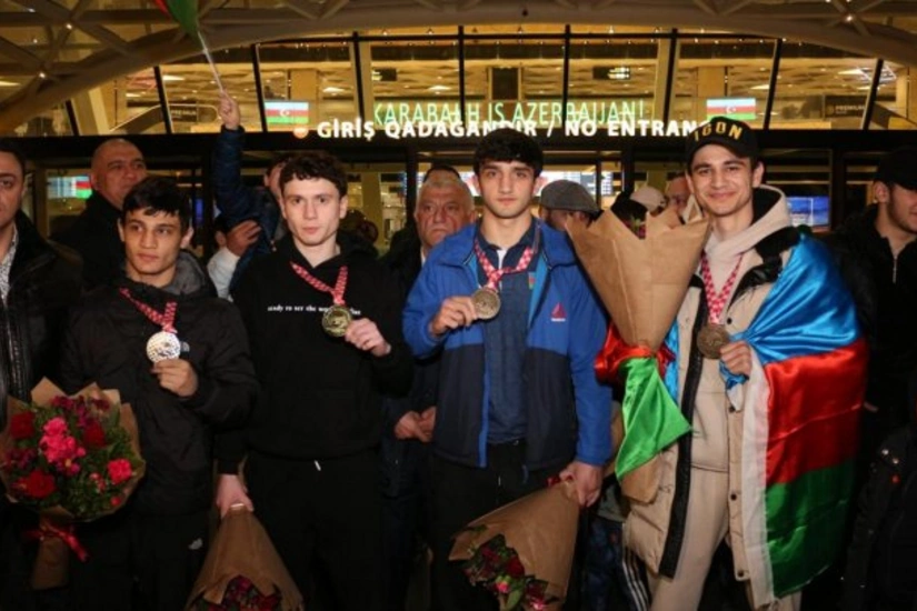 Avropa çempionatında 4 medal qazanan Azərbaycan boksçuları Bakıya qayıdıb