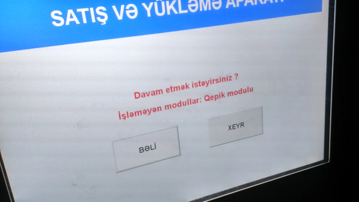 20 Yanvar metro stansiyasının girişində sərnişin sıxlığı yaranıb