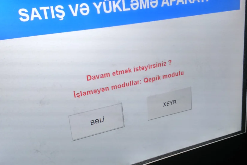 20 Yanvar metro stansiyasının girişində sərnişin sıxlığı yaranıb