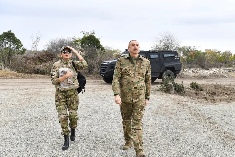 İlham Əliyev və Mehriban Əliyeva dağıdılmış Ağdamı avtomobildən seyr ediblər