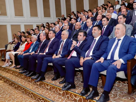 Naxçıvan Dövlət Universitetinin tələbələri “O olmasın, bu olsun” əsərini səhnələşdirib