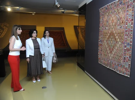 Albaniyanın birinci xanımı Xalça Muzeyi ilə tanış olub