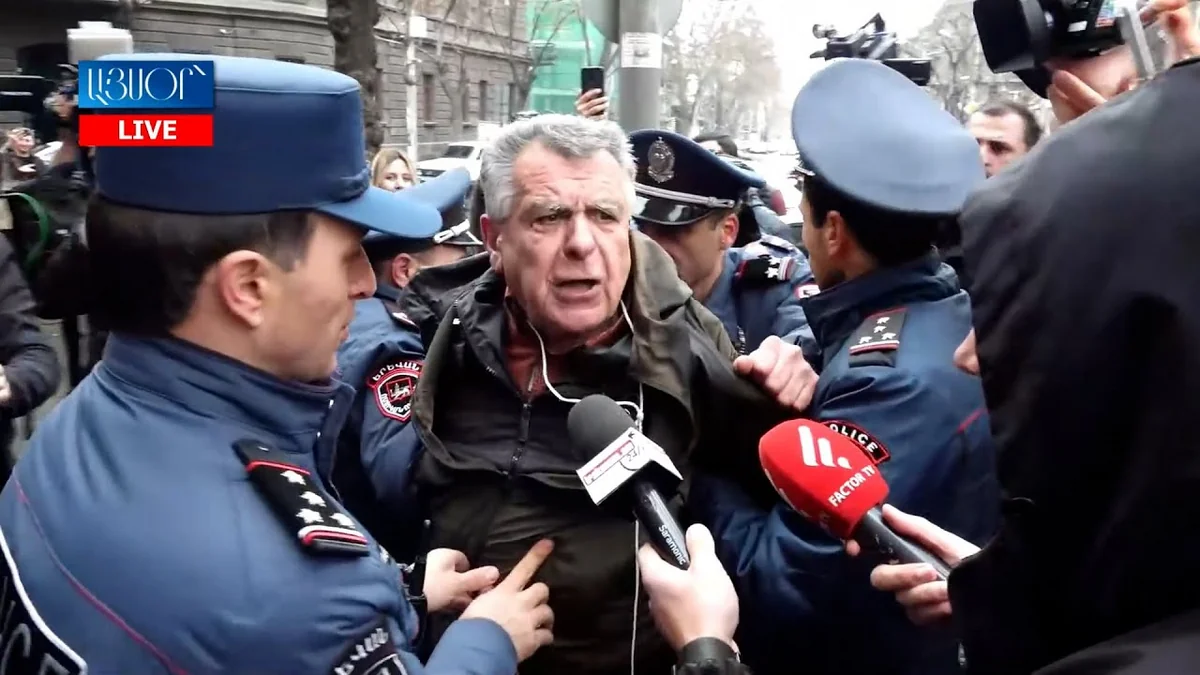 Middle-aged man attempts self-immolation to protest against Pashinyan near government building
