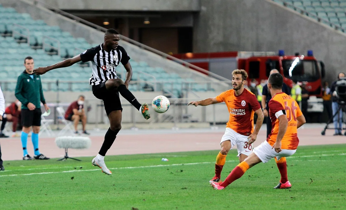 Neftçi hücumçusu ilə vidalaşdı