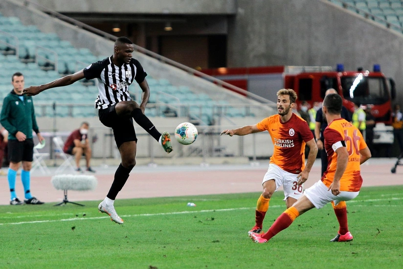 Neftçi hücumçusu ilə vidalaşdı