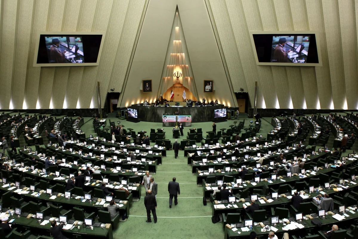 Brawl in Iranian parliament: lawmakers demand resign of Central Bank governor -  VIDEO