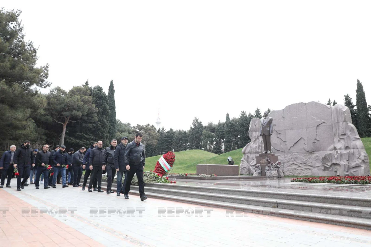 Azərbaycan xalqı Heydər Əliyevin xatirəsini yad edir - FOTOREPORTAJ