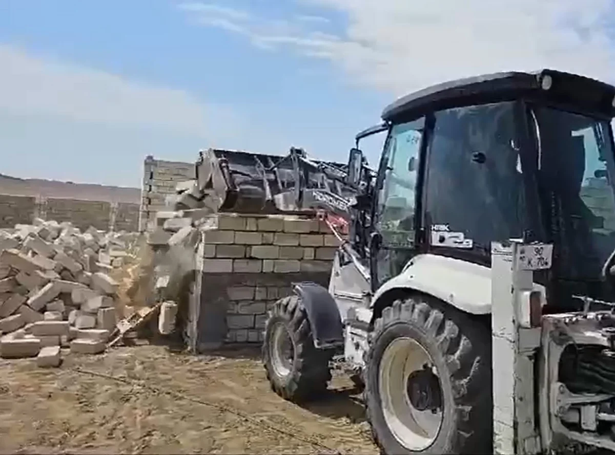 Abşeronda qanunsuz tikili sökülüb