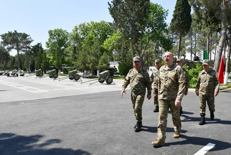 İlham Əliyev MN-in komando hərbi hissələrinin birində yaradılan şəraitlə tanış olub, hərbi hissəyə Döyüş bayrağını təqdim edib