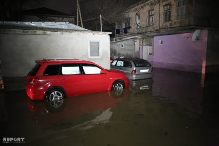 Bakıda borunun partlaması nəticəsində 30-a yaxın ev su altında qalıb, sakinlər təxliyyə ediliblər - VİDEO - YENİLƏNİB