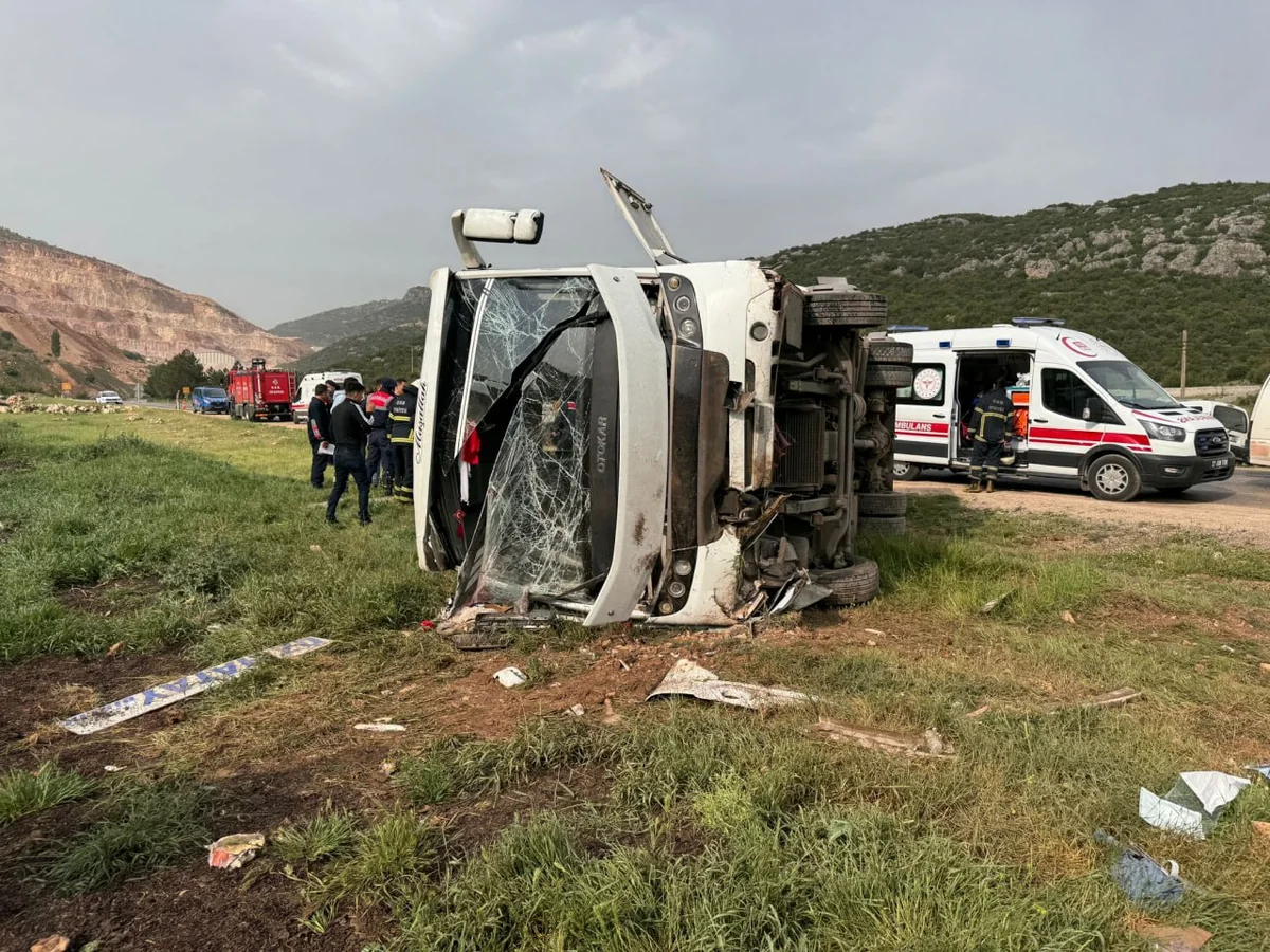 Passenger bus accident kills one, injures 17 in Türkiye