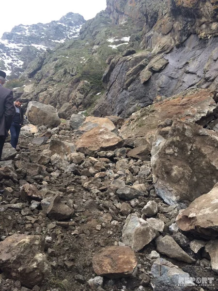 Lerikdə dağ uçqunu baş verib, 150-dən artıq avtomobil yolda qalıb
