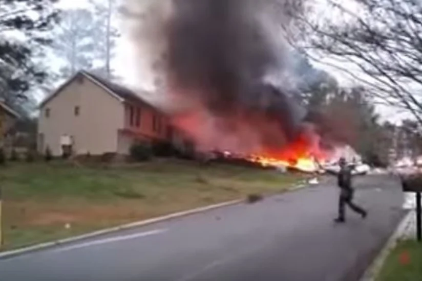 В сети появилось видео с места падения самолета на жилой дом в Джорджии - ВИДЕО