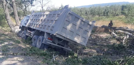 На трассе Губа-Баку грузовик врезался в дерево