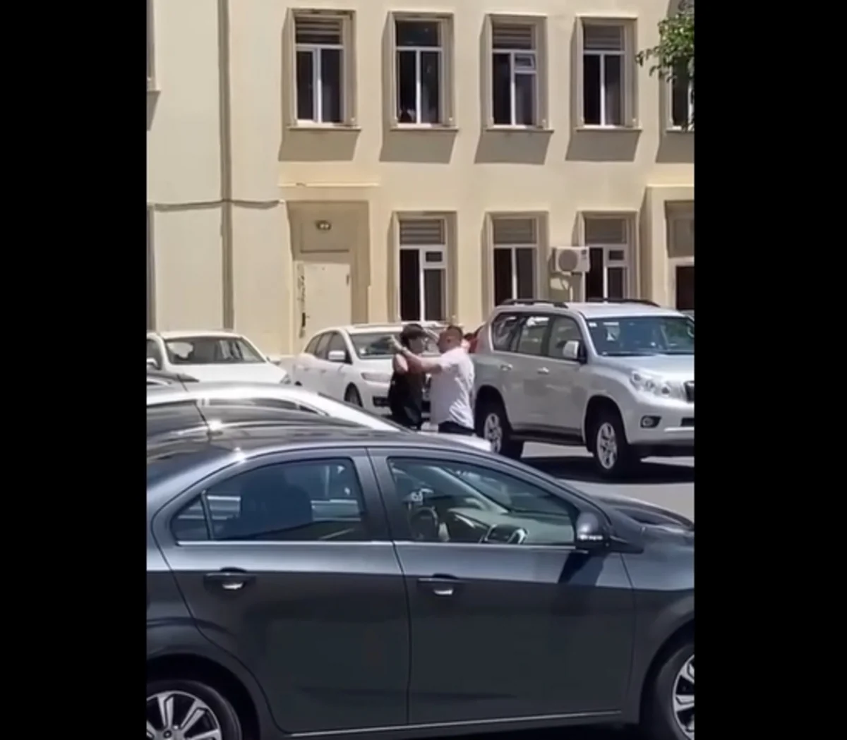 Bakıda şagirdlə insident yaşayan texniki işçi vəzifəsindən azad olunub - VİDEO