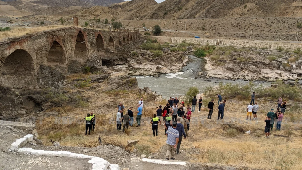 International travelers visit Khudafarin bridge