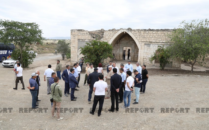 Jurnalistlər Qiyaslı məscidində olub