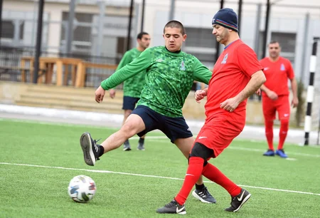 Məhbuslarla futbol veteranları arasında yoldaşlıq oyunu keçirilib