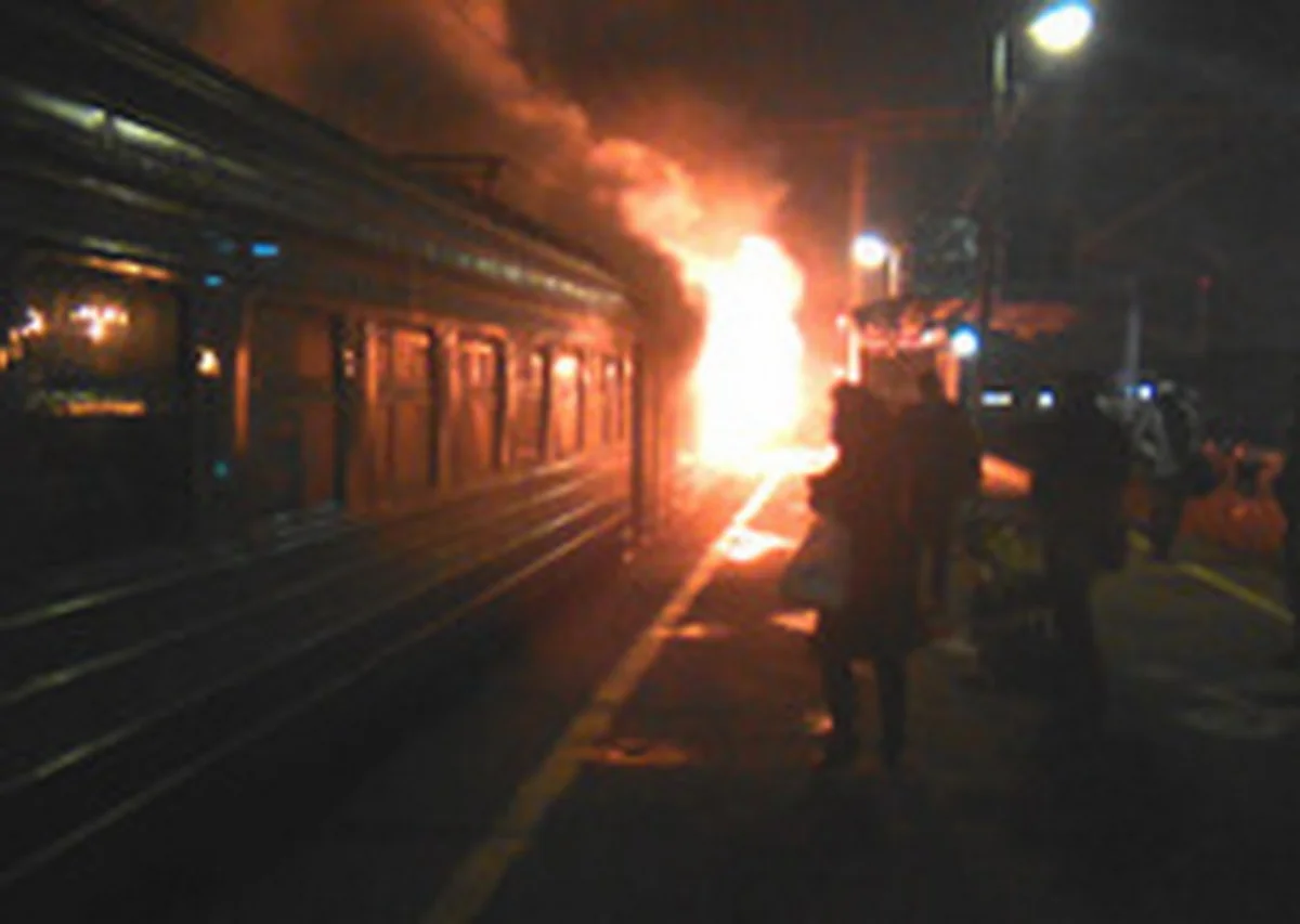 ​Электричка в Подмосковье загорелась от удара молнии