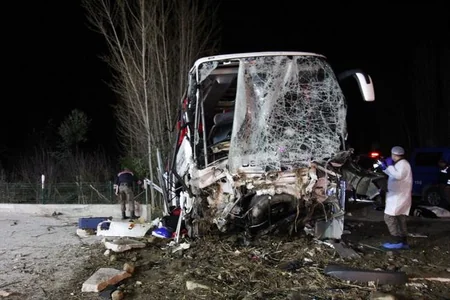 Türkiyədə avtobus qəzaya uğrayıb, 2 nəfər ölüb, 33 nəfər yaralanıb