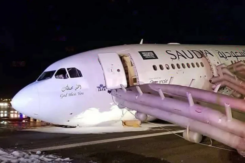 Более 50 человек получили ранения при посадке самолета без шасси в Саудовской Аравии - ВИДЕО