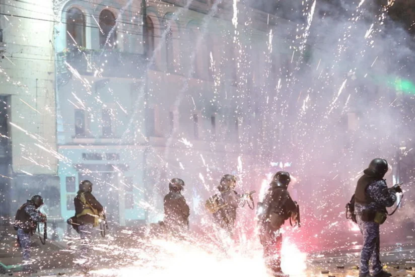 Tbilisidə xüsusi təyinatlılar etirazçıları parlamentdən uzaqlaşdırmağa başlayıb