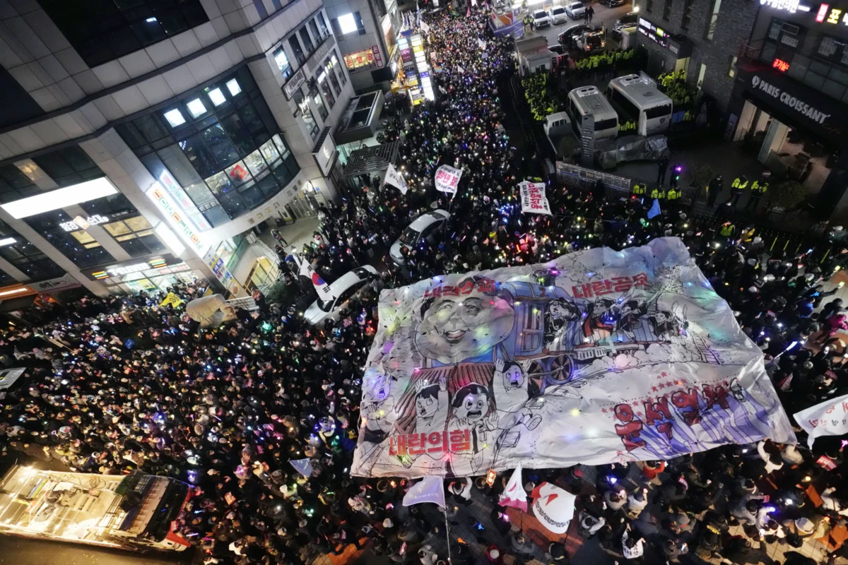 Сторонники и противники президента Южной Кореи вышли на акции протеста в Сеуле