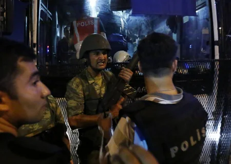 Türkiyədə ötən gecə yaşananlar - FOTOREPORTAJ