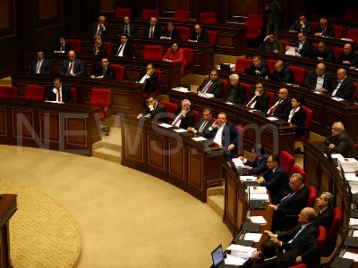 ​Ermənistan parlamentində mübahisə düşüb